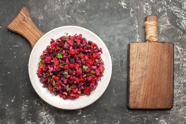 Vue de dessus savoureuse salade de vinaigrette avec des haricots et des betteraves sur un bureau gris