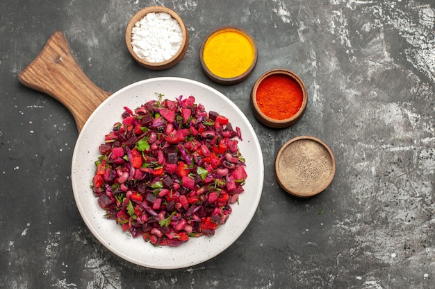 Vue de dessus savoureuse salade de vinaigrette avec des haricots et des betteraves sur une surface grise