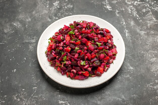 Vue de dessus savoureuse salade de vinaigrette avec des haricots et des betteraves sur une surface grise