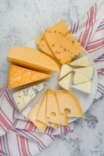 Vue de dessus savoureuse sélection de fromages sur une assiette