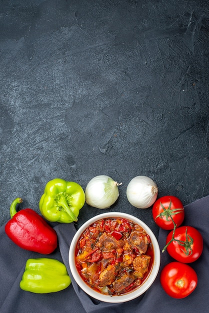 Photo gratuite vue de dessus savoureuse soupe aux légumes avec des légumes frais