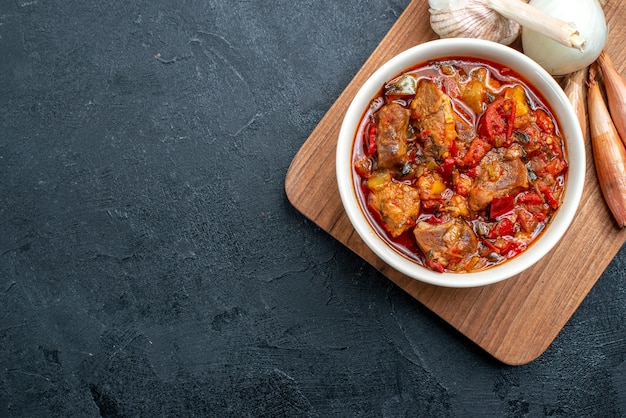 Vue de dessus savoureuse soupe aux légumes avec de la viande sur gris foncé