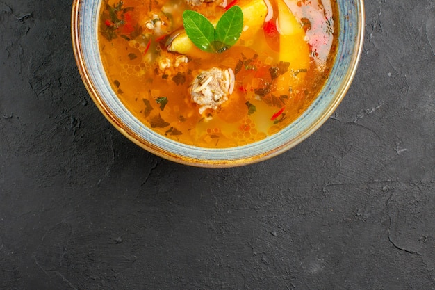 Vue de dessus savoureuse soupe aux légumes avec de la viande et des pommes de terre sur un plat de table sombre photo repas nourriture