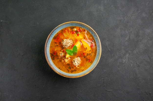 Vue de dessus savoureuse soupe aux légumes avec de la viande et des pommes de terre sur la table sombre plat plat nourriture repas