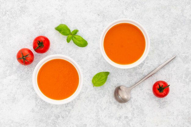 Vue de dessus savoureuse soupe aux tomates sur la table