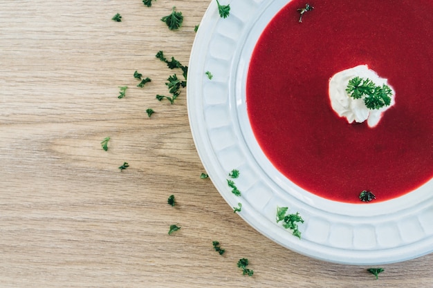 Photo gratuite vue de dessus savoureuse soupe rouge