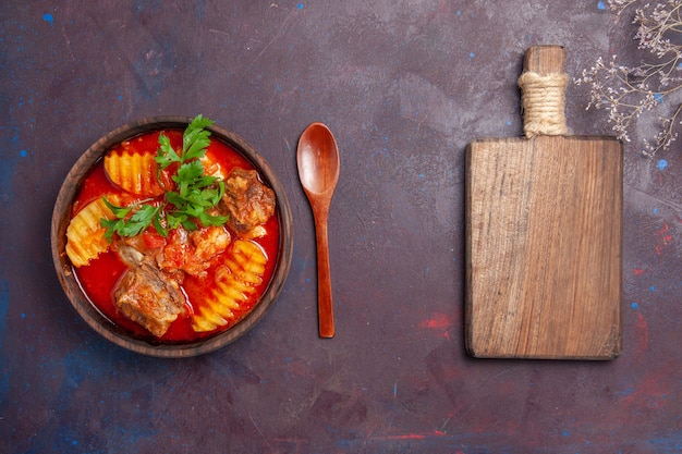 Vue de dessus savoureuse soupe de sauce à la viande avec des verts et des pommes de terre en tranches sur fond noir