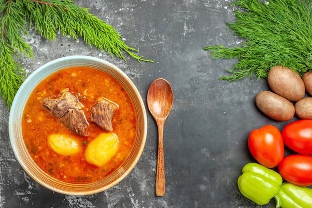 Vue De Dessus Savoureuse Soupe De Viande Avec Légumes Frais Et Verts