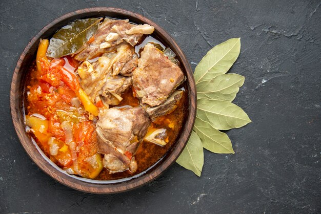 Vue de dessus savoureuse soupe de viande avec des légumes sur un repas de sauce grise de couleur foncée nourriture chaude viande pomme de terre photo plat de dîner