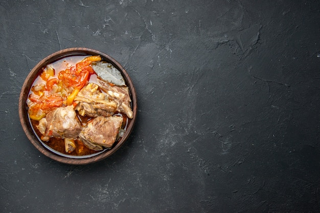 Vue de dessus savoureuse soupe de viande avec des légumes sur une sauce sombre plat de repas plats chauds viande pomme de terre photo couleur dîner