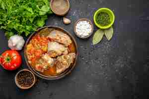 Photo gratuite vue de dessus savoureuse soupe de viande avec des légumes verts sur de la viande foncée photo couleur gris sauce repas plats chauds pomme de terre plat de dîner