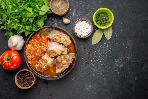 Vue de dessus savoureuse soupe de viande avec des légumes verts sur de la viande foncée photo couleur gris sauce repas plats chauds pomme de terre plat de dîner