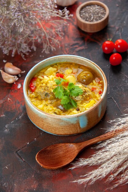 Vue de dessus savoureuse soupe de viande avec pommes de terre et riz à l'intérieur d'une petite assiette sur un plat de surface sombre restaurant cuisine repas nourriture salade cuisine dîner