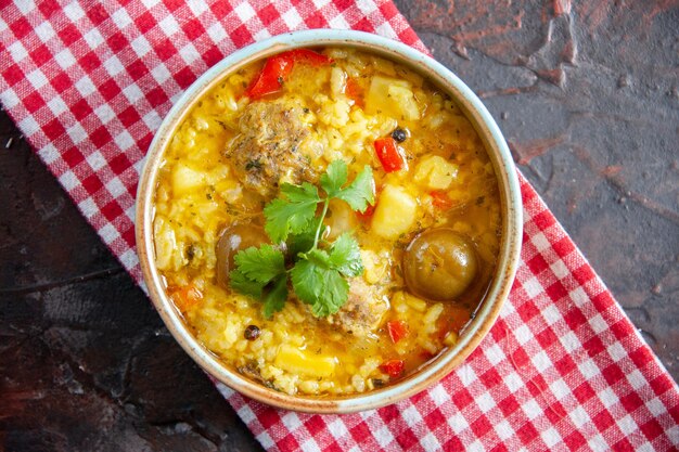 Vue de dessus savoureuse soupe de viande avec pommes de terre et riz à l'intérieur d'une petite assiette sur une surface sombre repas nourriture restaurant cuisine plat cuisine dîner horizontal