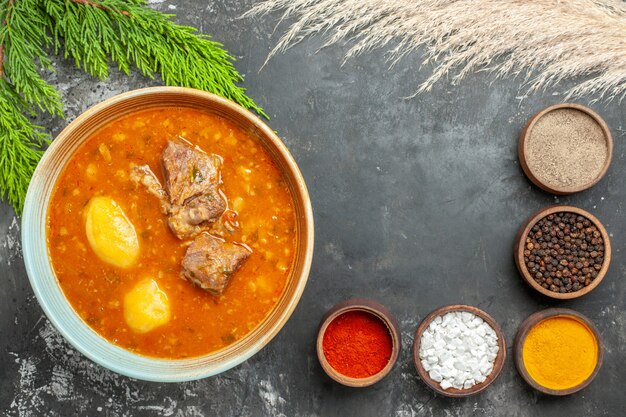 Vue de dessus savoureuse soupe de viande avec des verts