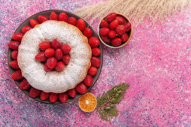 Vue de dessus savoureuse tarte aux fraises avec du sucre en poudre sur le rose