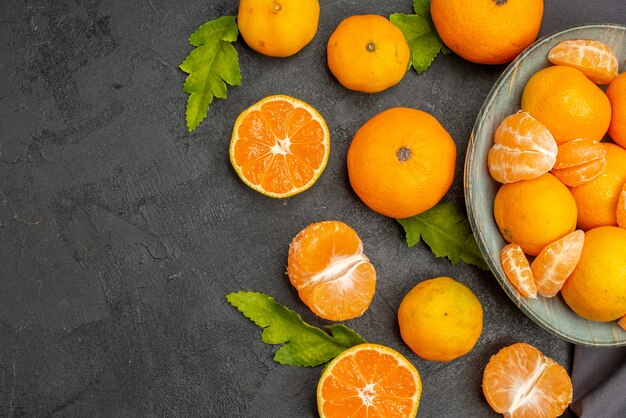 Vue de dessus de savoureuses mandarines juteuses sur fond sombre