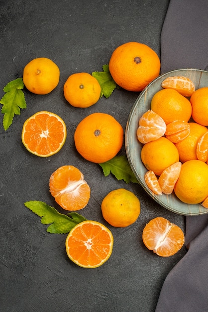 Vue de dessus de savoureuses mandarines juteuses sur fond sombre