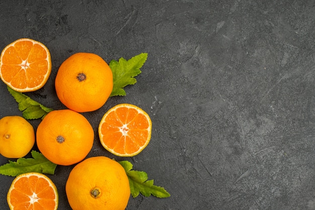 Vue de dessus de savoureuses mandarines juteuses sur fond sombre