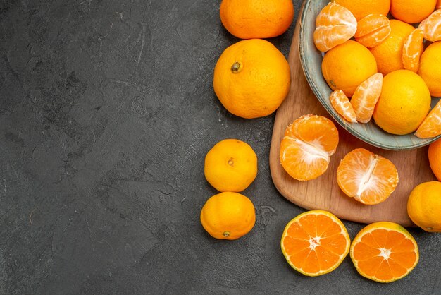 Photo gratuite vue de dessus de savoureuses mandarines juteuses à l'intérieur de la plaque sur fond gris