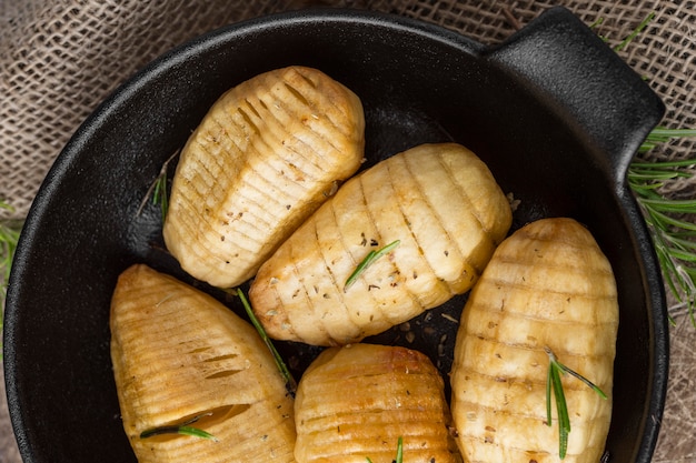 Vue de dessus de savoureuses pommes de terre dans un bol