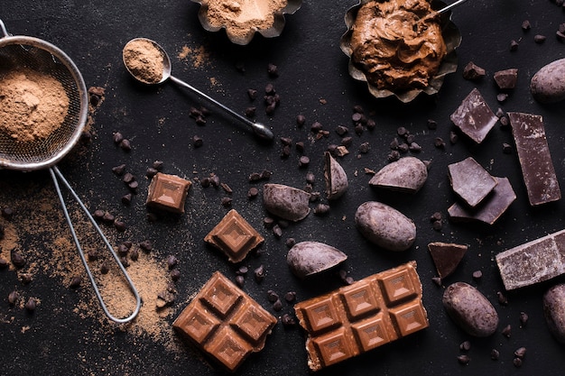 Vue de dessus savoureux dessert au chocolat prêt à être servi