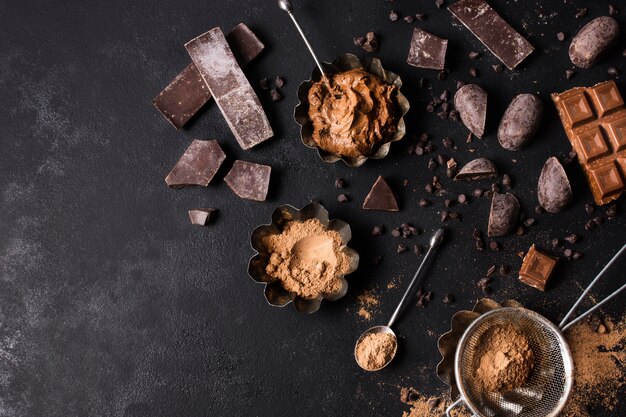 Vue de dessus savoureux dessert au chocolat prêt à être servi