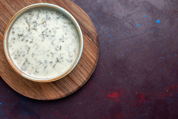 Vue de dessus savoureux dovga du yaourt avec des verts à l'intérieur sur la table sombre, repas repas soupe dîner vert