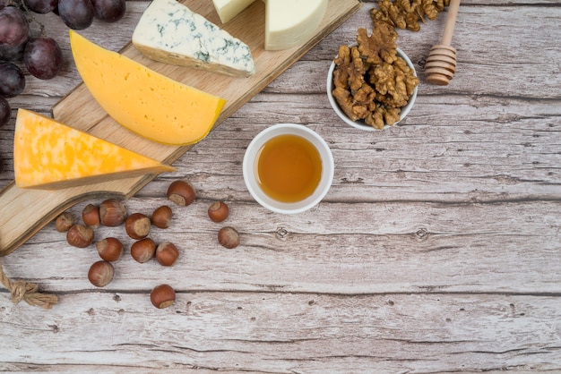 Photo gratuite vue de dessus savoureux fromage sur la table avec espace copie