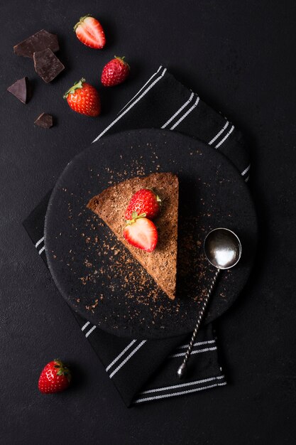 Vue de dessus savoureux gâteau aux fraises sur une assiette