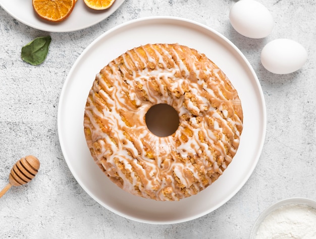 Vue de dessus savoureux gâteau fait main sur la table