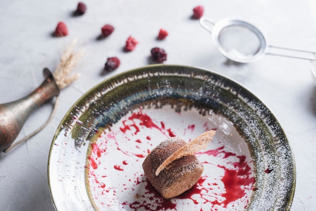 Une vue de dessus de savoureux gâteau rond sain sur une assiette