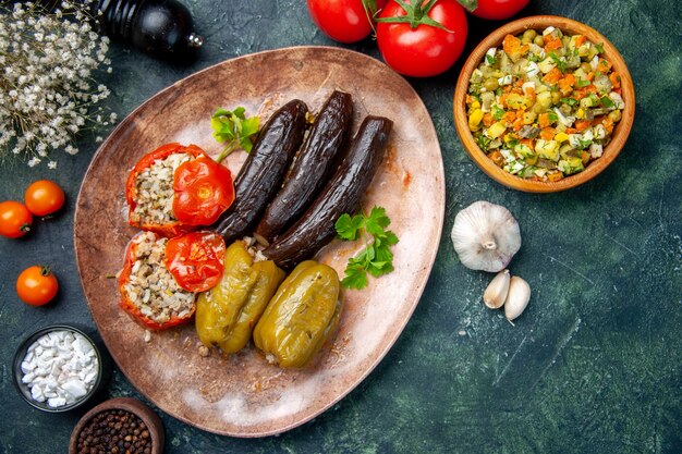 Vue de dessus savoureux légume dolma aux tomates, plat de couleur alimentaire repas dîner dîner cuisine cuire à l'huile