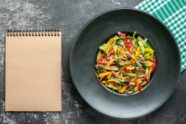 Vue de dessus de savoureux légumes sur une surface sombre