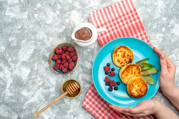 Vue De Dessus De Savoureux Muffins Aux Baies Sur La Surface Légère