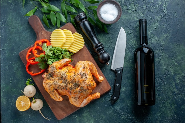 Vue de dessus savoureux poulet cuit épicé avec des pommes de terre sur fond sombre couleur de la viande plat repas dîner nourriture restaurant