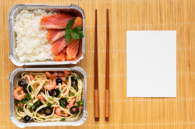 Photo gratuite vue de dessus savoureux repas avec des bâtons