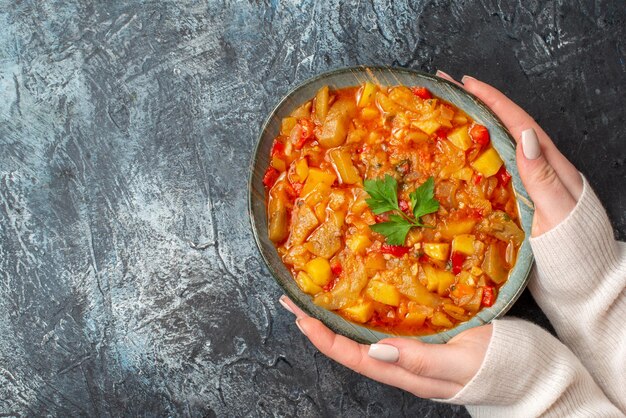 Vue de dessus savoureux repas de légumes à l'intérieur de la plaque sur fond gris clair nourriture dîner repas couleur cuisine couleur femelle
