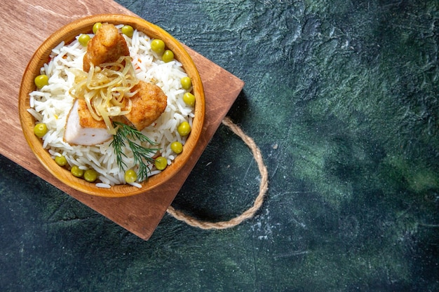 Photo gratuite vue de dessus savoureux riz bouilli avec des haricots verts et de la viande sur un bureau sombre