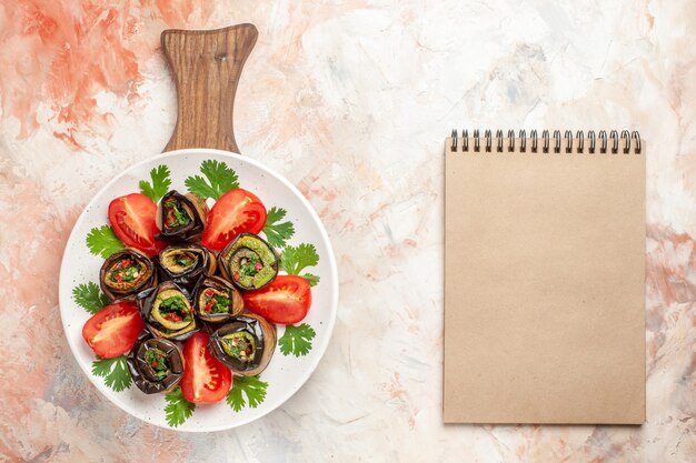 Vue de dessus de savoureux rouleaux d'aubergines aux tomates