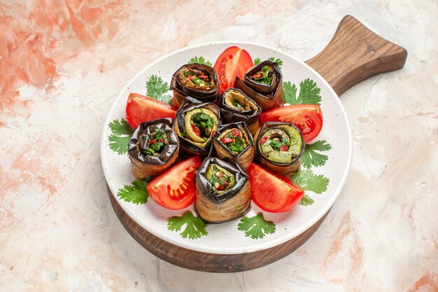 Vue de dessus de savoureux rouleaux d'aubergines aux tomates