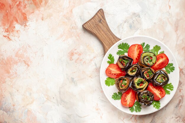 Vue de dessus de savoureux rouleaux d'aubergines aux tomates