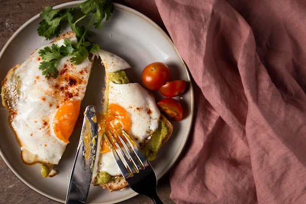 Photo gratuite vue de dessus savoureux sandwich aux œufs