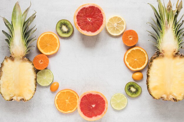 Vue de dessus sélection de fruits exotiques sur la table