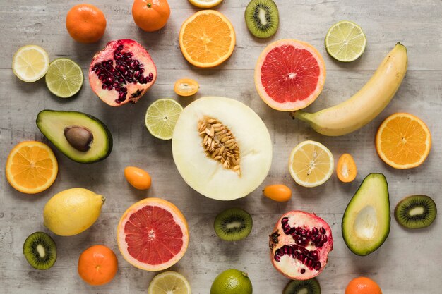 Vue de dessus sélection de fruits frais sur la table