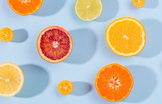 Vue de dessus sélection de fruits frais sur la table