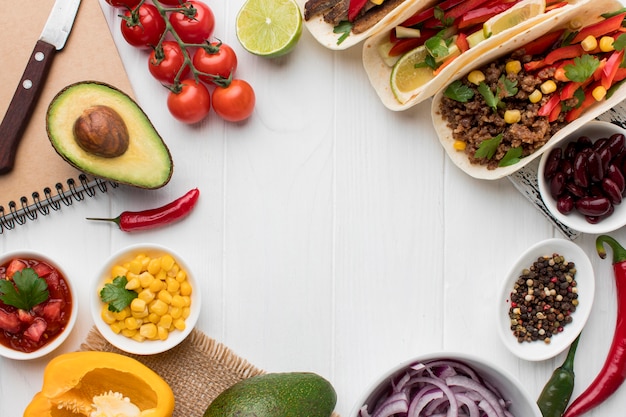 Vue de dessus de la sélection de plats mexicains frais prêts à être servis