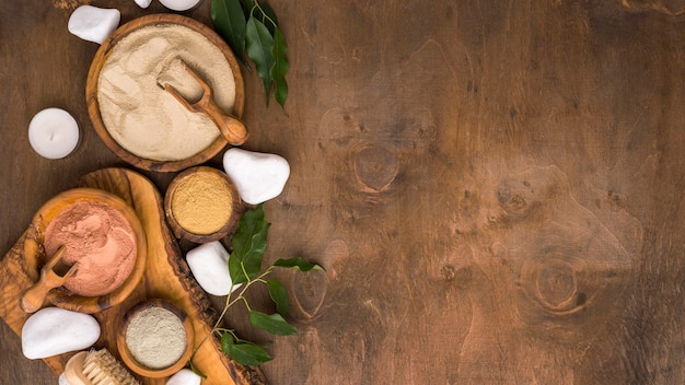 Photo gratuite vue de dessus de la sélection de poudres fines dans des bols avec espace copie et pierres