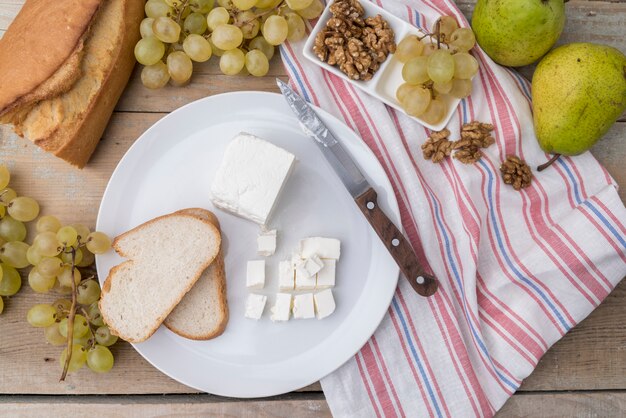 Vue de dessus sélection de raisins et noix au fromage