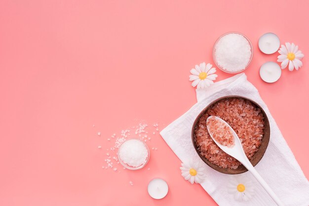 Vue de dessus des sels de bain et des fleurs de camomille